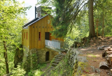 K lesnímu hrádku Aichelburg