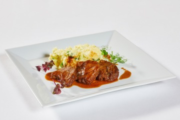 Jehněčí kolínko na zelenině